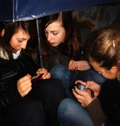 Adolescentes_et_mobiles_sous_la pluie_400